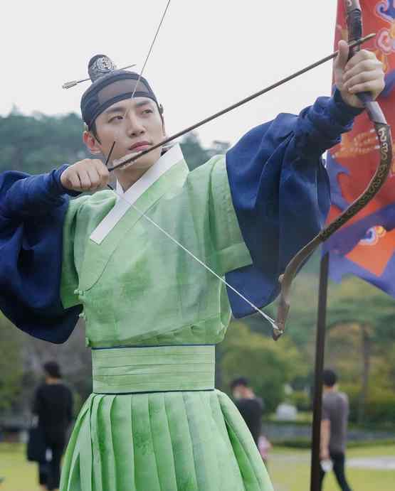 لی جون هو در سریال کره ای سر آستین قرمز