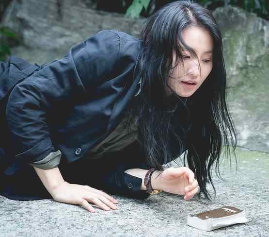  کیم سو جین بازیگر سریال through the dark